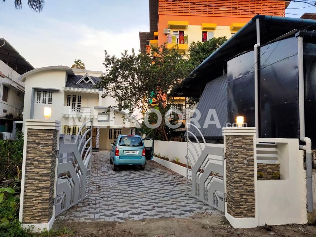 4BHK SEMI FURNISHED HOUSE AT VENNALA