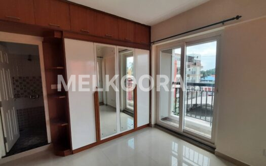 Semi-Furnished Apartment for Rent in the Bustling Neighborhood of Kaloor