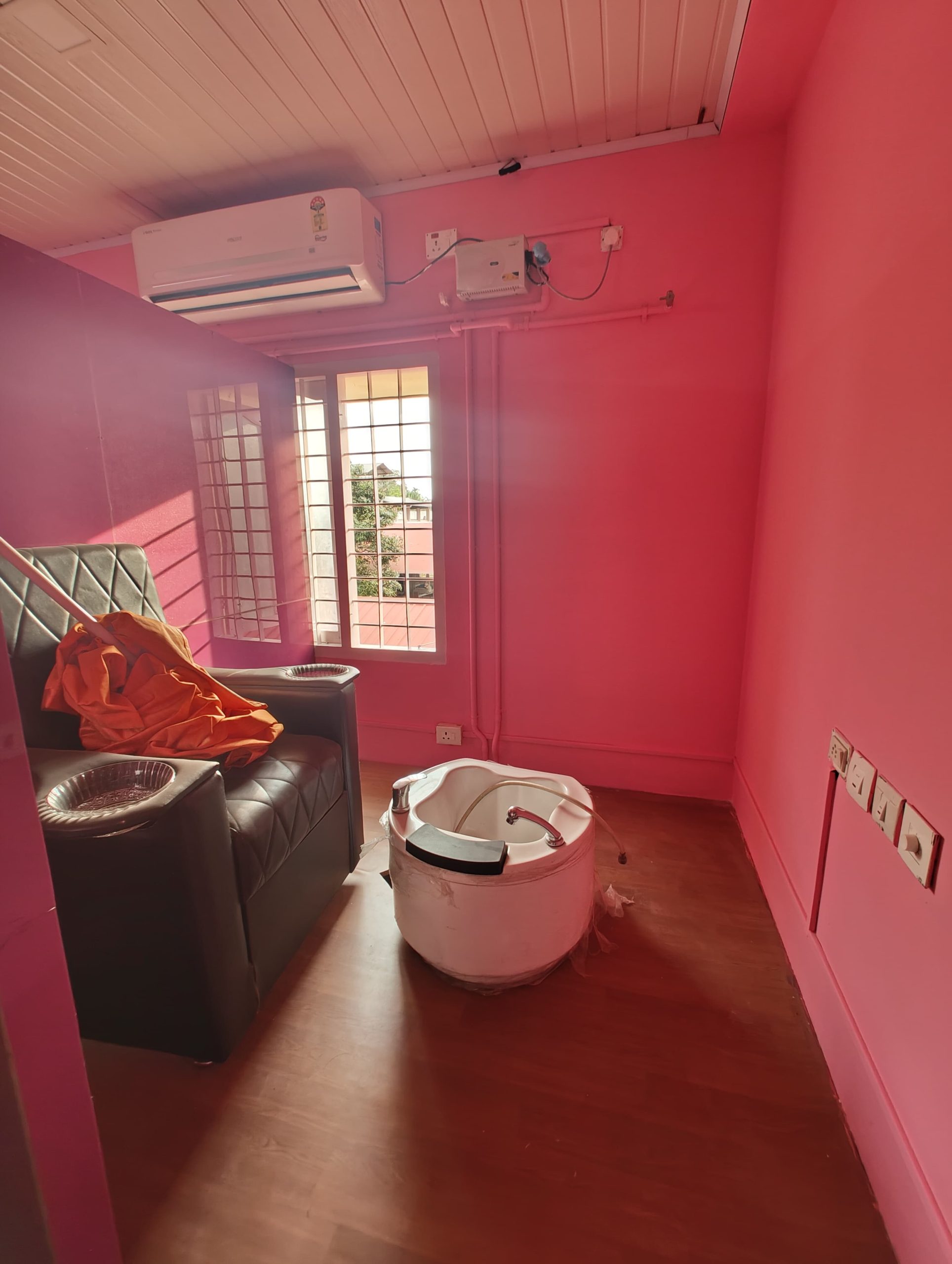 900Sqft Fully Furnished Salon for Rent at Elamakkara for Rs40000